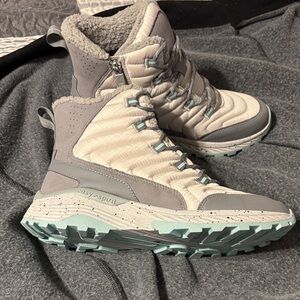 Easy Spirit Women's Gray and Cream Winter Boots